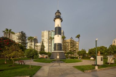 Malecn Miraflores 'in çarpıcı görüntüsü La Costa Verde' nin özünü yakalıyor. Doğanın canlı şehir enerjisiyle buluştuğu yer Miraflores Lima Peru.