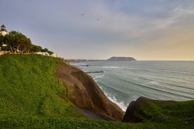 Malecn Miraflores 'in çarpıcı görüntüsü La Costa Verde' nin özünü yakalıyor. Doğanın canlı şehir enerjisiyle buluştuğu yer Miraflores Lima Peru.