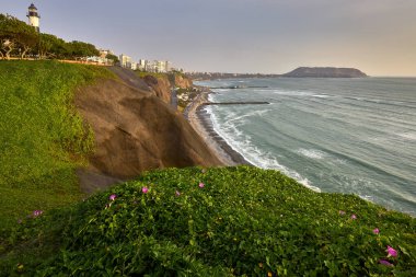 Malecn Miraflores 'in çarpıcı görüntüsü La Costa Verde' nin özünü yakalıyor. Doğanın canlı şehir enerjisiyle buluştuğu yer Miraflores Lima Peru.