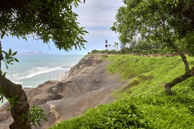 Malecn Miraflores 'in çarpıcı görüntüsü La Costa Verde' nin özünü yakalıyor. Doğanın canlı şehir enerjisiyle buluştuğu yer Miraflores Lima Peru.
