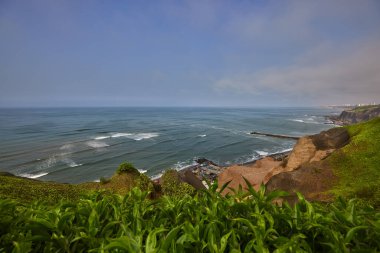Malecn Miraflores 'in çarpıcı görüntüsü La Costa Verde' nin özünü yakalıyor. Doğanın canlı şehir enerjisiyle buluştuğu yer Miraflores Lima Peru.