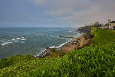 Malecn Miraflores 'in çarpıcı görüntüsü La Costa Verde' nin özünü yakalıyor. Doğanın canlı şehir enerjisiyle buluştuğu yer Miraflores Lima Peru.
