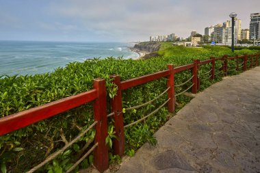 Malecn Miraflores 'in çarpıcı görüntüsü La Costa Verde' nin özünü yakalıyor. Doğanın canlı şehir enerjisiyle buluştuğu yer Miraflores Lima Peru.