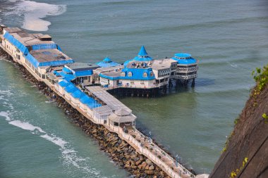 Malecn Miraflores 'in çarpıcı görüntüsü La Costa Verde' nin özünü yakalıyor. Doğanın canlı şehir enerjisiyle buluştuğu yer Miraflores Lima Peru.