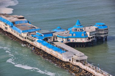 Malecn Miraflores 'in çarpıcı görüntüsü La Costa Verde' nin özünü yakalıyor. Doğanın canlı şehir enerjisiyle buluştuğu yer Miraflores Lima Peru.