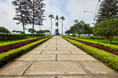 Malecn Miraflores 'in çarpıcı görüntüsü La Costa Verde' nin özünü yakalıyor. Doğanın canlı şehir enerjisiyle buluştuğu yer Miraflores Lima Peru.