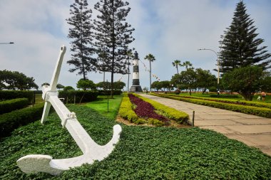 Malecn Miraflores 'in çarpıcı görüntüsü La Costa Verde' nin özünü yakalıyor. Doğanın canlı şehir enerjisiyle buluştuğu yer Miraflores Lima Peru.