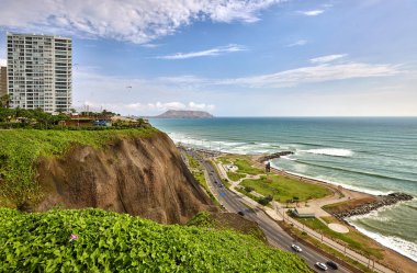 Malecn Miraflores 'in çarpıcı görüntüsü La Costa Verde' nin özünü yakalıyor. Doğanın canlı şehir enerjisiyle buluştuğu yer Miraflores Lima Peru.