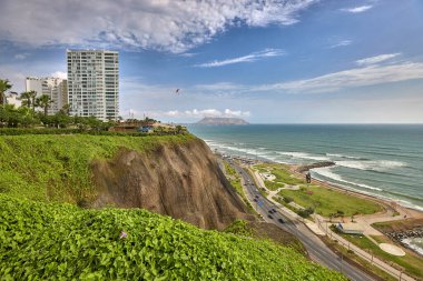 Malecn Miraflores 'in çarpıcı görüntüsü La Costa Verde' nin özünü yakalıyor. Doğanın canlı şehir enerjisiyle buluştuğu yer Miraflores Lima Peru.