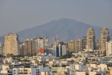 Malecn Miraflores 'in çarpıcı görüntüsü La Costa Verde' nin özünü yakalıyor. Doğanın canlı şehir enerjisiyle buluştuğu yer Miraflores Lima Peru.
