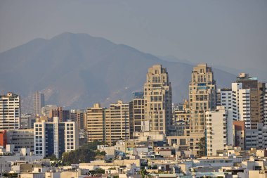 Malecn Miraflores 'in çarpıcı görüntüsü La Costa Verde' nin özünü yakalıyor. Doğanın canlı şehir enerjisiyle buluştuğu yer Miraflores Lima Peru.