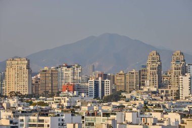 Malecn Miraflores 'in çarpıcı görüntüsü La Costa Verde' nin özünü yakalıyor. Doğanın canlı şehir enerjisiyle buluştuğu yer Miraflores Lima Peru.