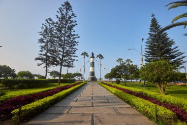 Malecn Miraflores 'in çarpıcı görüntüsü La Costa Verde' nin özünü yakalıyor. Doğanın canlı şehir enerjisiyle buluştuğu yer Miraflores Lima Peru.