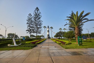 Malecn Miraflores 'in çarpıcı görüntüsü La Costa Verde' nin özünü yakalıyor. Doğanın canlı şehir enerjisiyle buluştuğu yer Miraflores Lima Peru.