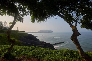 Malecn Miraflores 'in çarpıcı görüntüsü La Costa Verde' nin özünü yakalıyor. Doğanın canlı şehir enerjisiyle buluştuğu yer Miraflores Lima Peru.