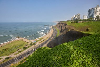 Malecn Miraflores 'in çarpıcı görüntüsü La Costa Verde' nin özünü yakalıyor. Doğanın canlı şehir enerjisiyle buluştuğu yer Miraflores Lima Peru.