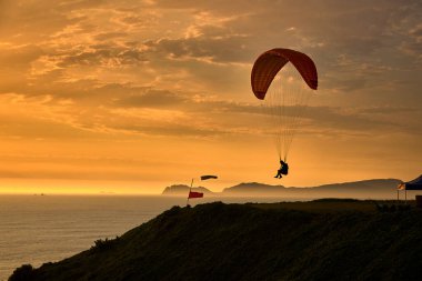 Malecn Miraflores 'den gün batımını izlemek popüler ve unutulmaz bir deneyimdir.