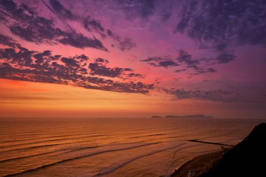 Malecn Miraflores 'den gün batımını izlemek popüler ve unutulmaz bir deneyimdir.