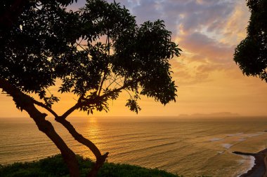 Malecn Miraflores 'den gün batımını izlemek popüler ve unutulmaz bir deneyimdir.