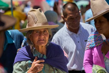 Canlı renkler, zengin gelenekler. Ve Carhuaz pazarındaki hareketli kadın çarpıcı geleneksel kıyafetlerini giyiyor, güneşli bir pazar gününe hayat veriyor. Her konu bir miras ve gurur hikayesi anlatıyor..