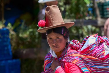 Canlı renkler, zengin gelenekler. Ve Carhuaz pazarındaki hareketli kadın çarpıcı geleneksel kıyafetlerini giyiyor, güneşli bir pazar gününe hayat veriyor. Her konu bir miras ve gurur hikayesi anlatıyor..