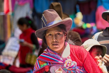 Canlı renkler, zengin gelenekler. Ve Carhuaz pazarındaki hareketli kadın çarpıcı geleneksel kıyafetlerini giyiyor, güneşli bir pazar gününe hayat veriyor. Her konu bir miras ve gurur hikayesi anlatıyor..
