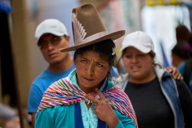 Canlı renkler, zengin gelenekler. Ve Carhuaz pazarındaki hareketli kadın çarpıcı geleneksel kıyafetlerini giyiyor, güneşli bir pazar gününe hayat veriyor. Her konu bir miras ve gurur hikayesi anlatıyor..