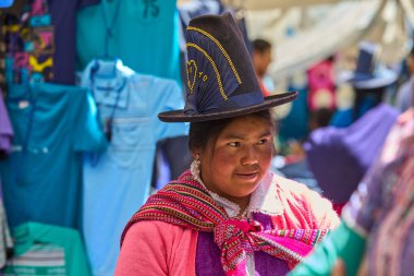 Canlı renkler, zengin gelenekler. Ve Carhuaz pazarındaki hareketli kadın çarpıcı geleneksel kıyafetlerini giyiyor, güneşli bir pazar gününe hayat veriyor. Her konu bir miras ve gurur hikayesi anlatıyor..
