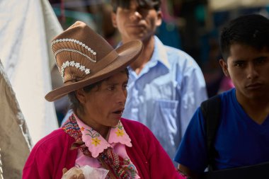 Canlı renkler, zengin gelenekler. Ve Carhuaz pazarındaki hareketli kadın çarpıcı geleneksel kıyafetlerini giyiyor, güneşli bir pazar gününe hayat veriyor. Her konu bir miras ve gurur hikayesi anlatıyor..