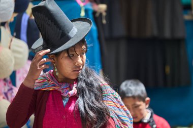 Canlı renkler, zengin gelenekler. Ve Carhuaz pazarındaki hareketli kadın çarpıcı geleneksel kıyafetlerini giyiyor, güneşli bir pazar gününe hayat veriyor. Her konu bir miras ve gurur hikayesi anlatıyor..