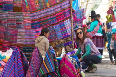 Canlı renkler, zengin gelenekler. Ve Carhuaz pazarındaki hareketli kadın çarpıcı geleneksel kıyafetlerini giyiyor, güneşli bir pazar gününe hayat veriyor. Her konu bir miras ve gurur hikayesi anlatıyor..