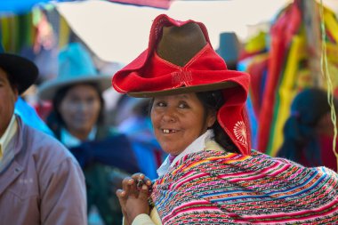 Canlı renkler, zengin gelenekler. Ve Carhuaz pazarındaki hareketli kadın çarpıcı geleneksel kıyafetlerini giyiyor, güneşli bir pazar gününe hayat veriyor. Her konu bir miras ve gurur hikayesi anlatıyor..