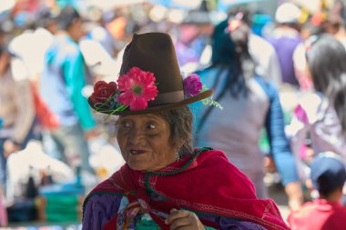 Canlı renkler, zengin gelenekler. Ve Carhuaz pazarındaki hareketli kadın çarpıcı geleneksel kıyafetlerini giyiyor, güneşli bir pazar gününe hayat veriyor. Her konu bir miras ve gurur hikayesi anlatıyor..