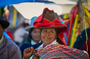 Canlı renkler, zengin gelenekler. Ve Carhuaz pazarındaki hareketli kadın çarpıcı geleneksel kıyafetlerini giyiyor, güneşli bir pazar gününe hayat veriyor. Her konu bir miras ve gurur hikayesi anlatıyor..