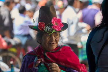 Canlı renkler, zengin gelenekler. Ve Carhuaz pazarındaki hareketli kadın çarpıcı geleneksel kıyafetlerini giyiyor, güneşli bir pazar gününe hayat veriyor. Her konu bir miras ve gurur hikayesi anlatıyor..