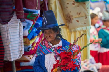 Canlı renkler, zengin gelenekler. Ve Carhuaz pazarındaki hareketli kadın çarpıcı geleneksel kıyafetlerini giyiyor, güneşli bir pazar gününe hayat veriyor. Her konu bir miras ve gurur hikayesi anlatıyor..