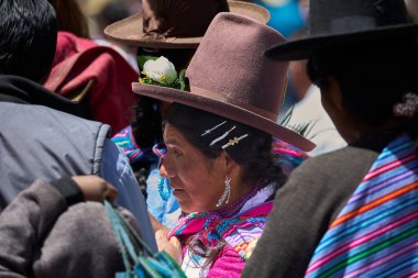 Canlı renkler, zengin gelenekler. Ve Carhuaz pazarındaki hareketli kadın çarpıcı geleneksel kıyafetlerini giyiyor, güneşli bir pazar gününe hayat veriyor. Her konu bir miras ve gurur hikayesi anlatıyor..