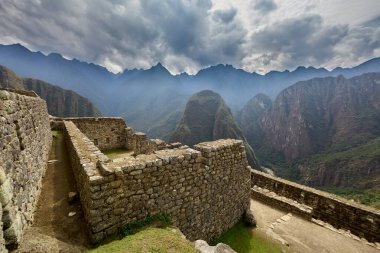 And Dağları 'nın tepelerine tünemiş Machu Picchu İnka medeniyetinin görkeminin bir kanıtı olarak duruyor. Sisli tepeler ve yemyeşil yeşilliklerle çevrili bu antik harikalar saygı ve saygı uyandırır.