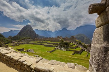 And Dağları 'nın tepelerine tünemiş Machu Picchu İnka medeniyetinin görkeminin bir kanıtı olarak duruyor. Sisli tepeler ve yemyeşil yeşilliklerle çevrili bu antik harikalar saygı ve saygı uyandırır.
