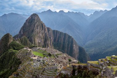 And Dağları 'nın tepelerine tünemiş Machu Picchu İnka medeniyetinin görkeminin bir kanıtı olarak duruyor. Sisli tepeler ve yemyeşil yeşilliklerle çevrili bu antik harikalar saygı ve saygı uyandırır.