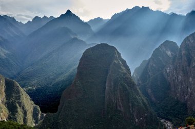 And Dağları 'nın tepelerine tünemiş Machu Picchu İnka medeniyetinin görkeminin bir kanıtı olarak duruyor. Sisli tepeler ve yemyeşil yeşilliklerle çevrili bu antik harikalar saygı ve saygı uyandırır.