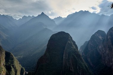 And Dağları 'nın tepelerine tünemiş Machu Picchu İnka medeniyetinin görkeminin bir kanıtı olarak duruyor. Sisli tepeler ve yemyeşil yeşilliklerle çevrili bu antik harikalar saygı ve saygı uyandırır.