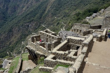 And Dağları 'nın tepelerine tünemiş Machu Picchu İnka medeniyetinin görkeminin bir kanıtı olarak duruyor. Sisli tepeler ve yemyeşil yeşilliklerle çevrili bu antik harikalar saygı ve saygı uyandırır.