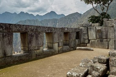 And Dağları 'nın tepelerine tünemiş Machu Picchu İnka medeniyetinin görkeminin bir kanıtı olarak duruyor. Sisli tepeler ve yemyeşil yeşilliklerle çevrili bu antik harikalar saygı ve saygı uyandırır.