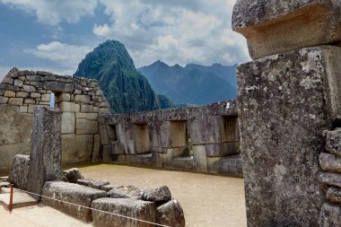 And Dağları 'nın tepelerine tünemiş Machu Picchu İnka medeniyetinin görkeminin bir kanıtı olarak duruyor. Sisli tepeler ve yemyeşil yeşilliklerle çevrili bu antik harikalar saygı ve saygı uyandırır.