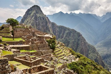And Dağları 'nın tepelerine tünemiş Machu Picchu İnka medeniyetinin görkeminin bir kanıtı olarak duruyor. Sisli tepeler ve yemyeşil yeşilliklerle çevrili bu antik harikalar saygı ve saygı uyandırır.