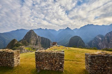 And Dağları 'nın tepelerine tünemiş Machu Picchu İnka medeniyetinin görkeminin bir kanıtı olarak duruyor. Sisli tepeler ve yemyeşil yeşilliklerle çevrili bu antik harikalar saygı ve saygı uyandırır.