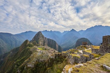 And Dağları 'nın tepelerine tünemiş Machu Picchu İnka medeniyetinin görkeminin bir kanıtı olarak duruyor. Sisli tepeler ve yemyeşil yeşilliklerle çevrili bu antik harikalar saygı ve saygı uyandırır.