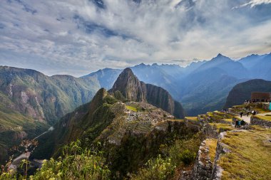 And Dağları 'nın tepelerine tünemiş Machu Picchu İnka medeniyetinin görkeminin bir kanıtı olarak duruyor. Sisli tepeler ve yemyeşil yeşilliklerle çevrili bu antik harikalar saygı ve saygı uyandırır.