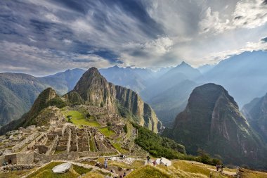 And Dağları 'nın tepelerine tünemiş Machu Picchu İnka medeniyetinin görkeminin bir kanıtı olarak duruyor. Sisli tepeler ve yemyeşil yeşilliklerle çevrili bu antik harikalar saygı ve saygı uyandırır.